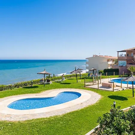 Beachfront 3br Townhouse With Pool In 에스테포나