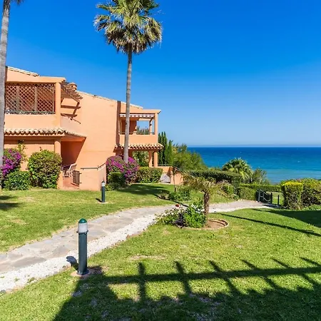 Beachfront 3br Townhouse With Pool In 에스테포나