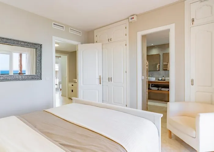 Daire Beachfront 3br Townhouse With Pool In